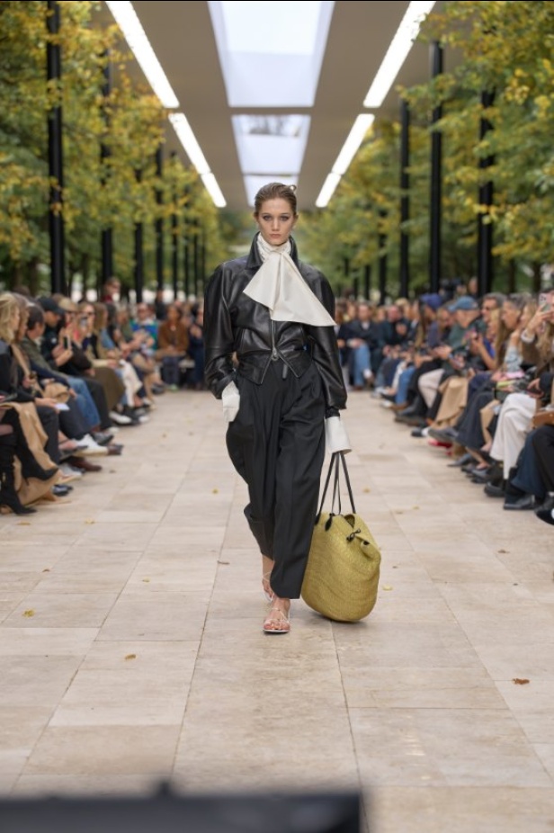 استمرارية الأناقة بروحها الباريسية في مجموعة Celine ربيع وصيف 2026 للملابس الجاهزة