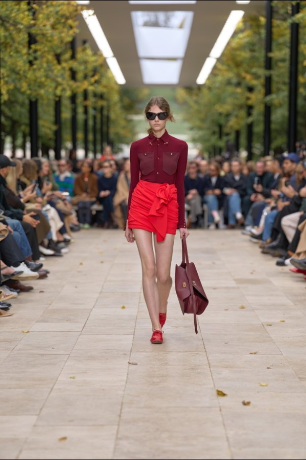 استمرارية الأناقة بروحها الباريسية في مجموعة Celine ربيع وصيف 2026 للملابس الجاهزة