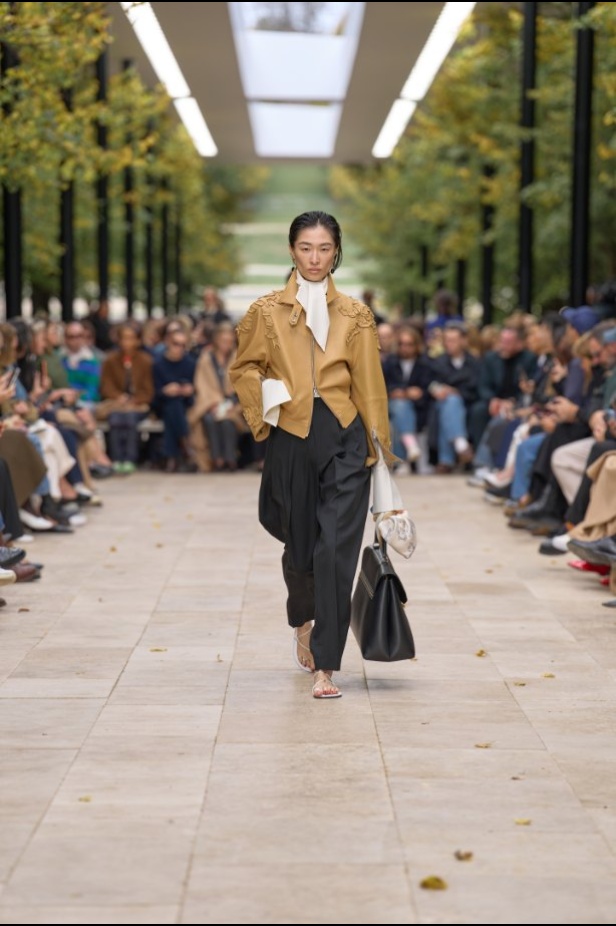 استمرارية الأناقة بروحها الباريسية في مجموعة Celine ربيع وصيف 2026 للملابس الجاهزة