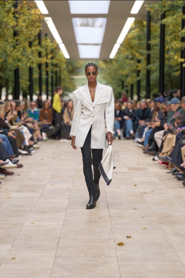 استمرارية الأناقة بروحها الباريسية في مجموعة Celine ربيع وصيف 2026 للملابس الجاهزة