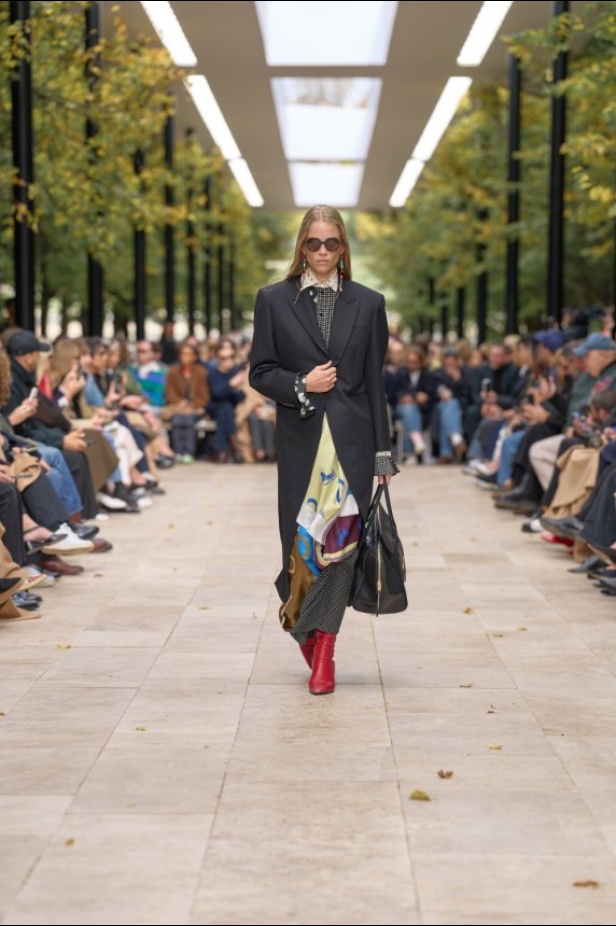 استمرارية الأناقة بروحها الباريسية في مجموعة Celine ربيع وصيف 2026 للملابس الجاهزة