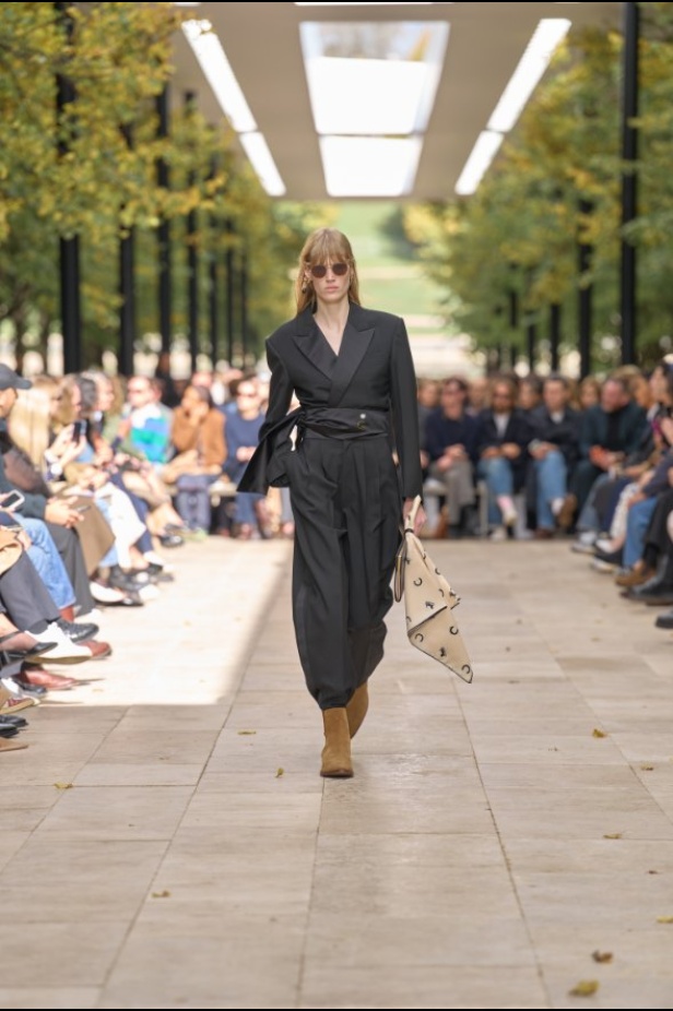 استمرارية الأناقة بروحها الباريسية في مجموعة Celine ربيع وصيف 2026 للملابس الجاهزة