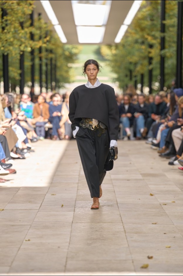 استمرارية الأناقة بروحها الباريسية في مجموعة Celine ربيع وصيف 2026 للملابس الجاهزة