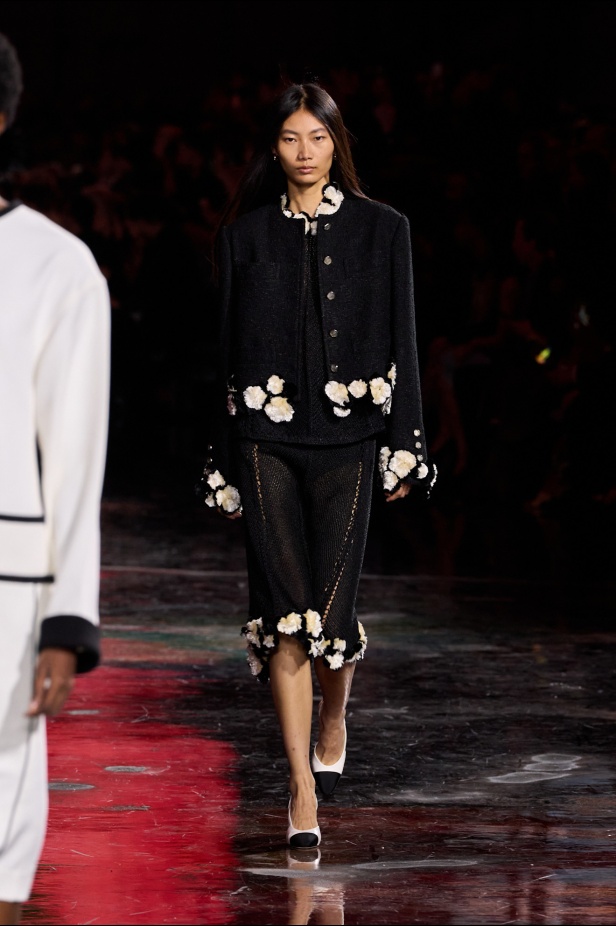 "ماثيو بلازي" يعيد كتابة شفرات "شانيل" بين الكواكب ويُطلق الدار إلى مدار جديد