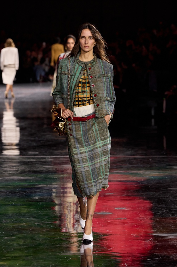 "ماثيو بلازي" يعيد كتابة شفرات "شانيل" بين الكواكب ويُطلق الدار إلى مدار جديد