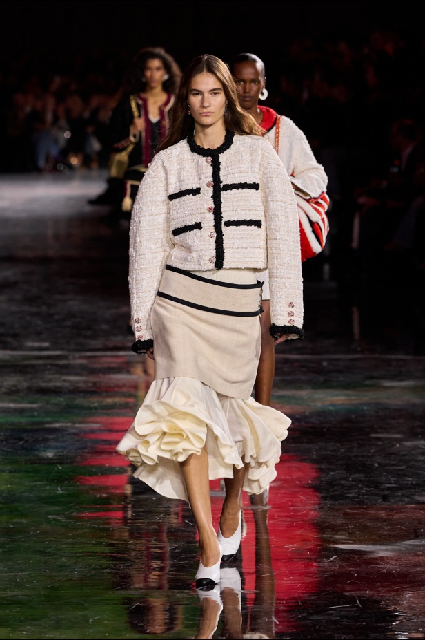 "ماثيو بلازي" يعيد كتابة شفرات "شانيل" بين الكواكب ويُطلق الدار إلى مدار جديد