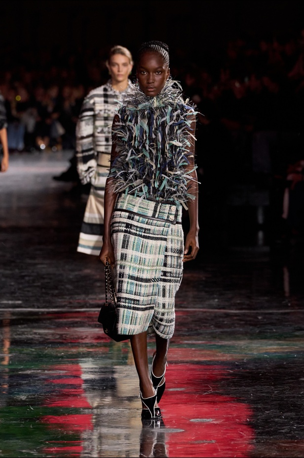 "ماثيو بلازي" يعيد كتابة شفرات "شانيل" بين الكواكب ويُطلق الدار إلى مدار جديد