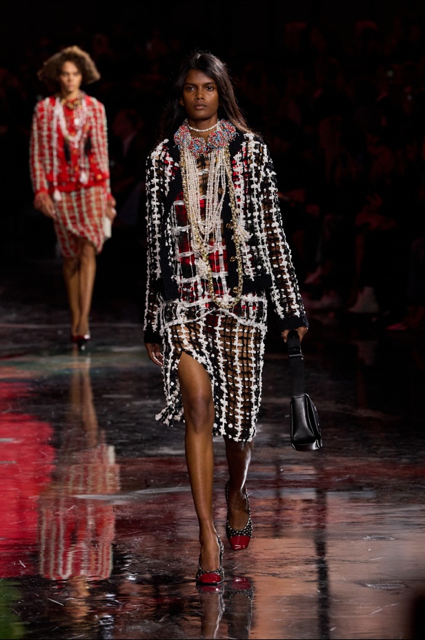 "ماثيو بلازي" يعيد كتابة شفرات "شانيل" بين الكواكب ويُطلق الدار إلى مدار جديد