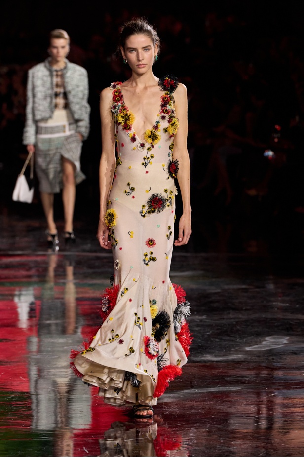 "ماثيو بلازي" يعيد كتابة شفرات "شانيل" بين الكواكب ويُطلق الدار إلى مدار جديد