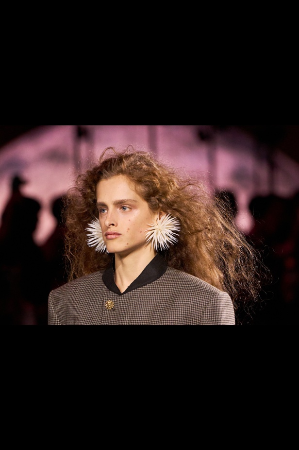 "ماثيو بلازي" يعيد كتابة شفرات "شانيل" بين الكواكب ويُطلق الدار إلى مدار جديد