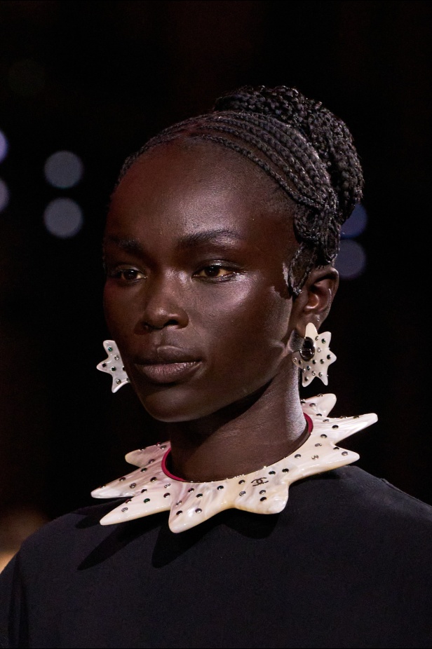 "ماثيو بلازي" يعيد كتابة شفرات "شانيل" بين الكواكب ويُطلق الدار إلى مدار جديد