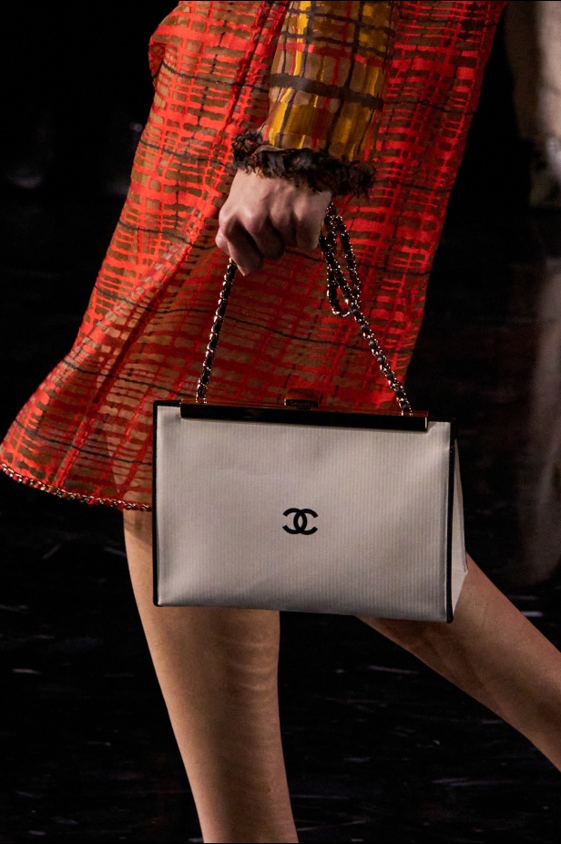 "ماثيو بلازي" يعيد كتابة شفرات "شانيل" بين الكواكب ويُطلق الدار إلى مدار جديد