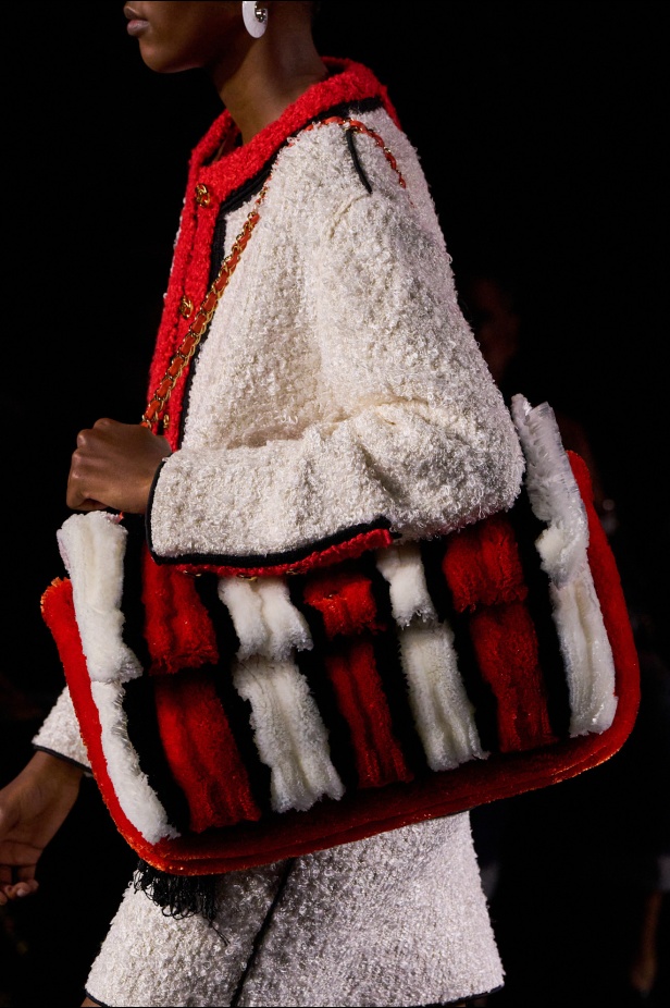 "ماثيو بلازي" يعيد كتابة شفرات "شانيل" بين الكواكب ويُطلق الدار إلى مدار جديد