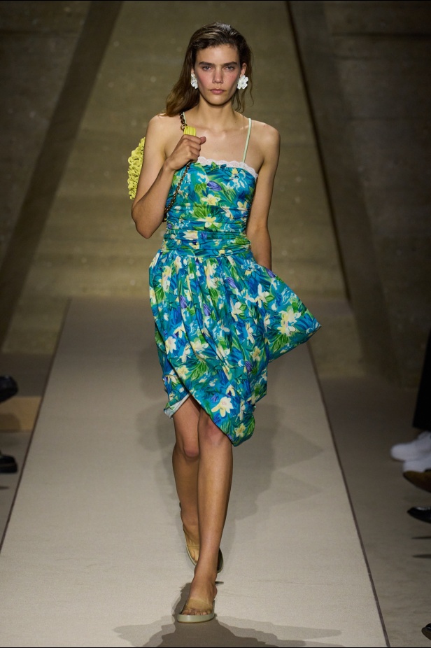  شيمينا كمالي تعيد إحياء أرشيف Chloé بلمسة رومانسية عصرية ومتحررة