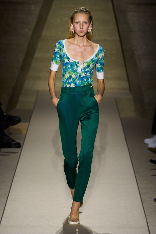  شيمينا كمالي تعيد إحياء أرشيف Chloé بلمسة رومانسية عصرية ومتحررة