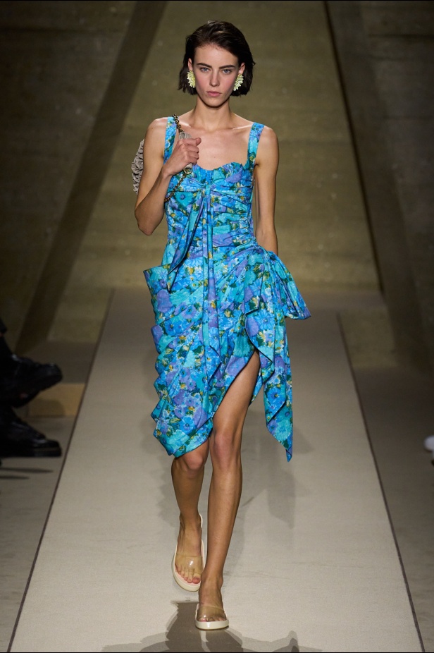  شيمينا كمالي تعيد إحياء أرشيف Chloé بلمسة رومانسية عصرية ومتحررة