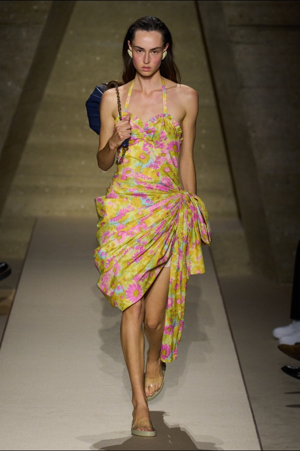  شيمينا كمالي تعيد إحياء أرشيف Chloé بلمسة رومانسية عصرية ومتحررة