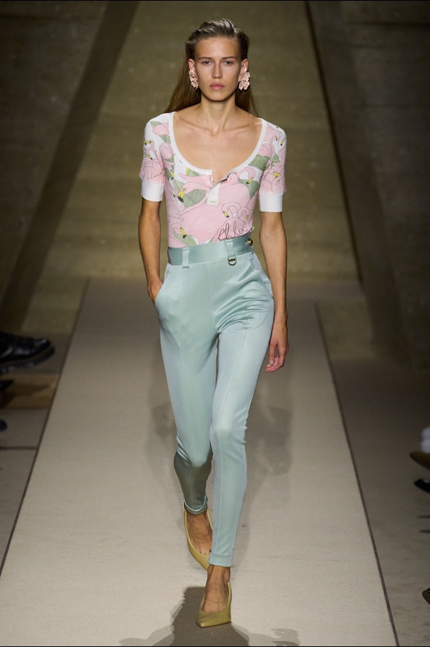  شيمينا كمالي تعيد إحياء أرشيف Chloé بلمسة رومانسية عصرية ومتحررة