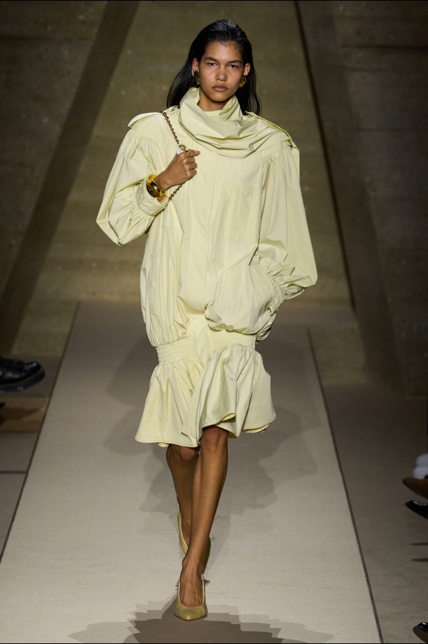  شيمينا كمالي تعيد إحياء أرشيف Chloé بلمسة رومانسية عصرية ومتحررة