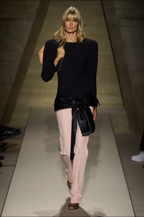  شيمينا كمالي تعيد إحياء أرشيف Chloé بلمسة رومانسية عصرية ومتحررة