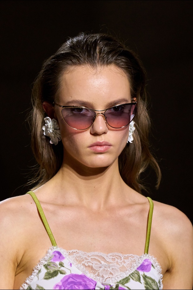  شيمينا كمالي تعيد إحياء أرشيف Chloé بلمسة رومانسية عصرية ومتحررة