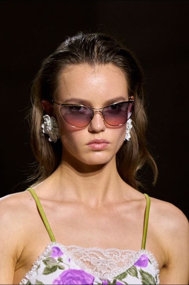  شيمينا كمالي تعيد إحياء أرشيف Chloé بلمسة رومانسية عصرية ومتحررة