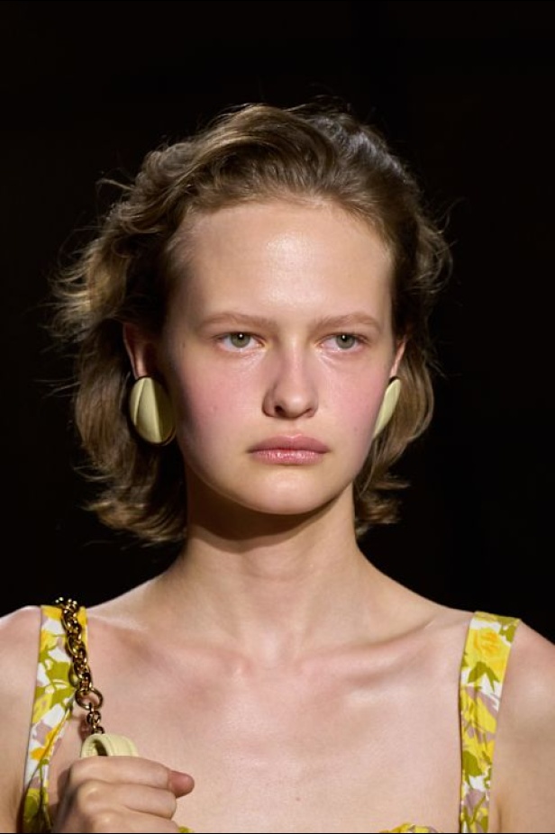  شيمينا كمالي تعيد إحياء أرشيف Chloé بلمسة رومانسية عصرية ومتحررة