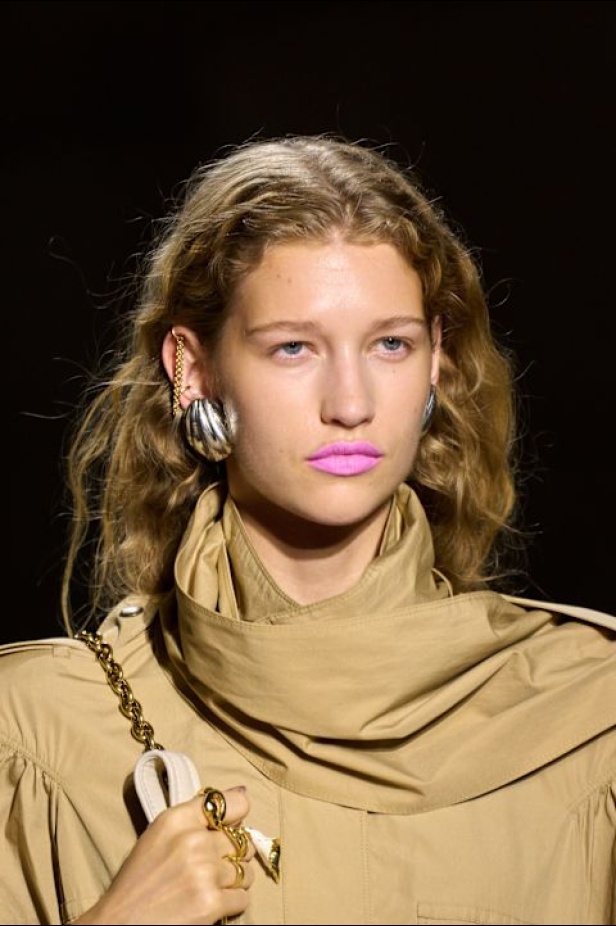  شيمينا كمالي تعيد إحياء أرشيف Chloé بلمسة رومانسية عصرية ومتحررة