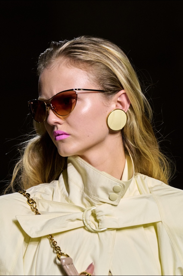  شيمينا كمالي تعيد إحياء أرشيف Chloé بلمسة رومانسية عصرية ومتحررة