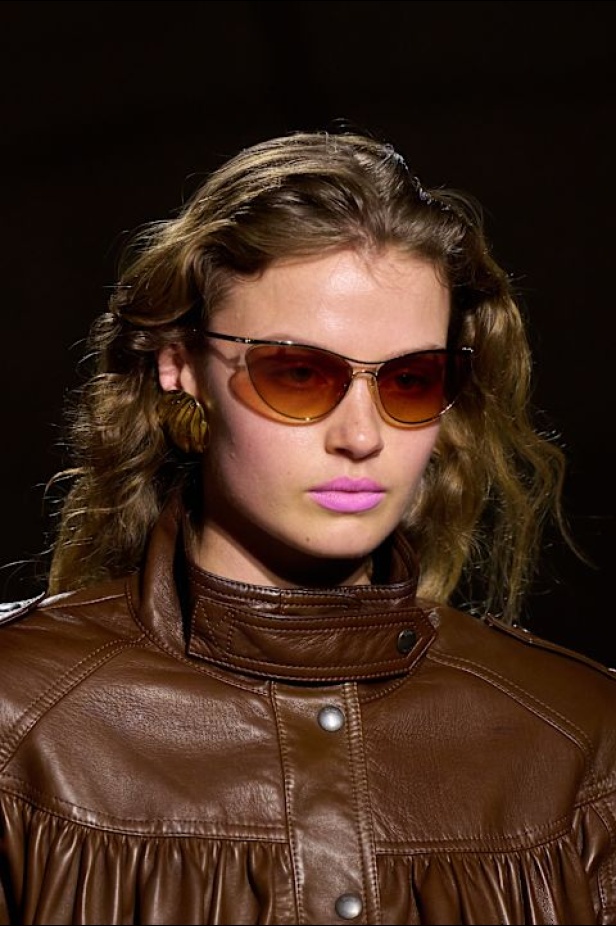  شيمينا كمالي تعيد إحياء أرشيف Chloé بلمسة رومانسية عصرية ومتحررة