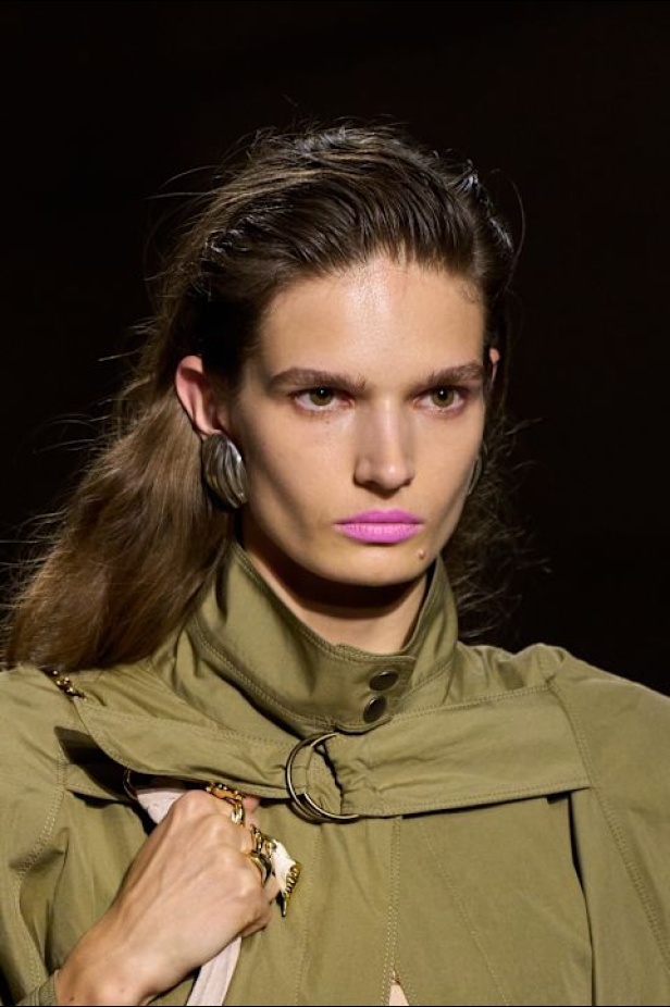  شيمينا كمالي تعيد إحياء أرشيف Chloé بلمسة رومانسية عصرية ومتحررة