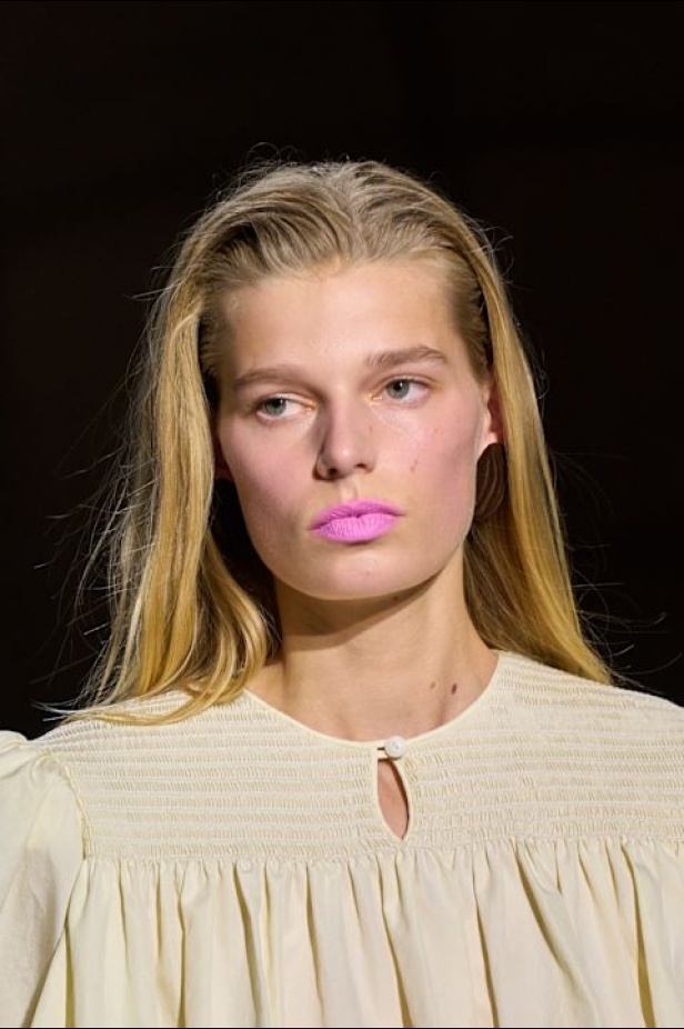  شيمينا كمالي تعيد إحياء أرشيف Chloé بلمسة رومانسية عصرية ومتحررة