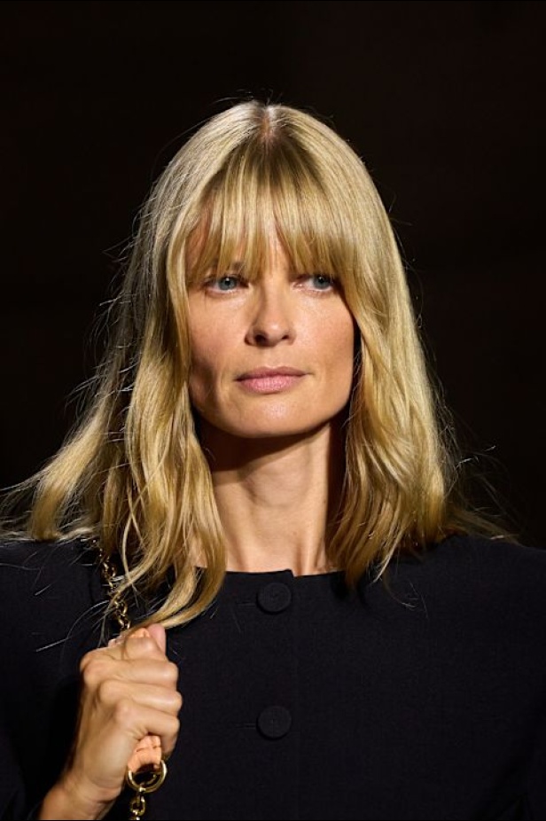  شيمينا كمالي تعيد إحياء أرشيف Chloé بلمسة رومانسية عصرية ومتحررة