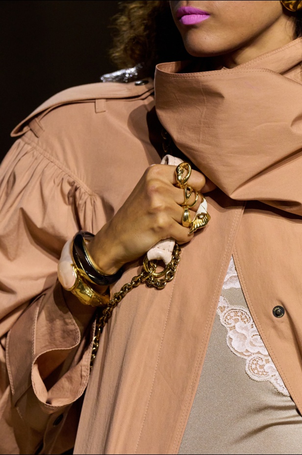  شيمينا كمالي تعيد إحياء أرشيف Chloé بلمسة رومانسية عصرية ومتحررة