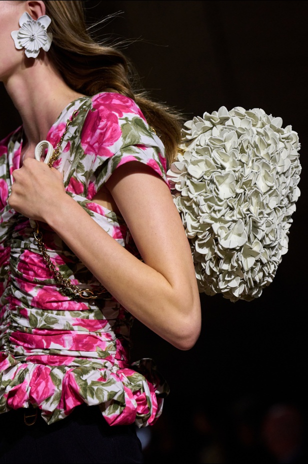  شيمينا كمالي تعيد إحياء أرشيف Chloé بلمسة رومانسية عصرية ومتحررة