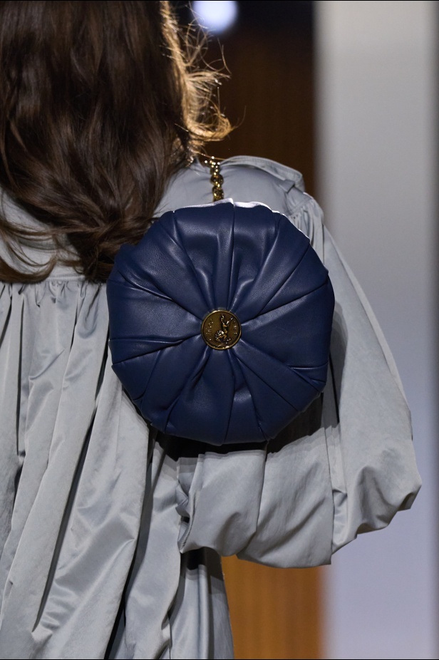  شيمينا كمالي تعيد إحياء أرشيف Chloé بلمسة رومانسية عصرية ومتحررة