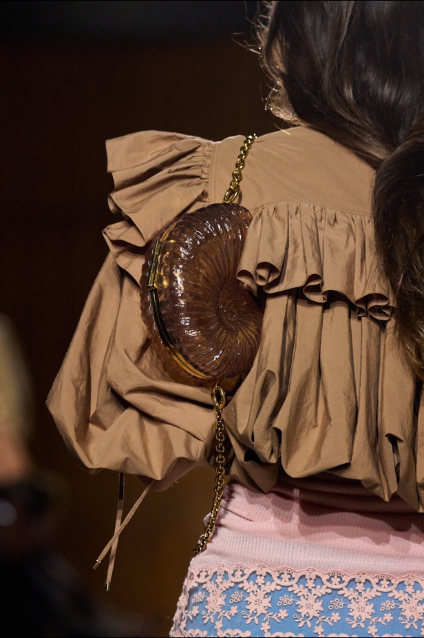  شيمينا كمالي تعيد إحياء أرشيف Chloé بلمسة رومانسية عصرية ومتحررة