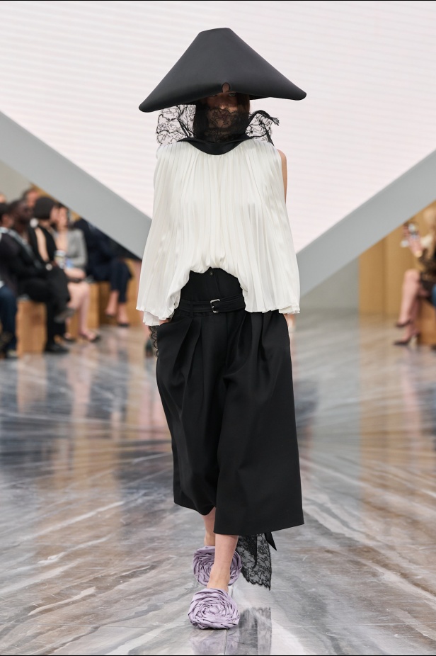 بين الإرث والشرارة: أندرسون يعيد كتابة هوية Dior في مجموعة ربيع وصيف 2026