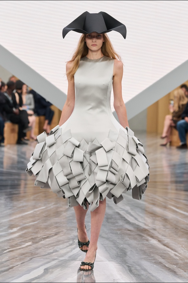 بين الإرث والشرارة: أندرسون يعيد كتابة هوية Dior في مجموعة ربيع وصيف 2026