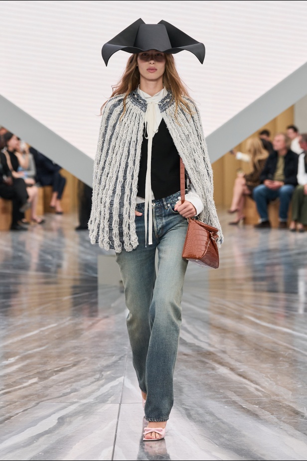 بين الإرث والشرارة: أندرسون يعيد كتابة هوية Dior في مجموعة ربيع وصيف 2026