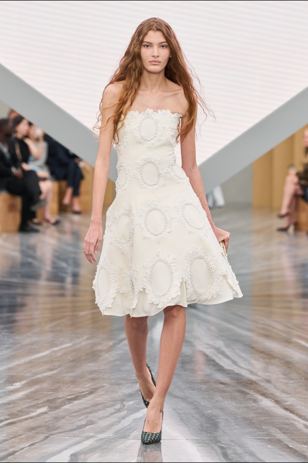 بين الإرث والشرارة: أندرسون يعيد كتابة هوية Dior في مجموعة ربيع وصيف 2026