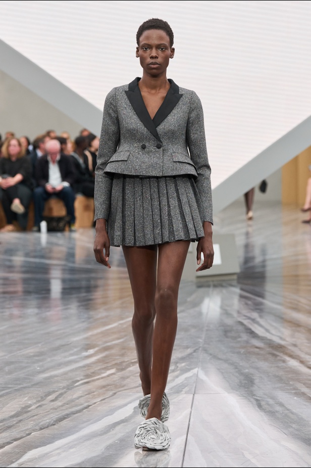 بين الإرث والشرارة: أندرسون يعيد كتابة هوية Dior في مجموعة ربيع وصيف 2026