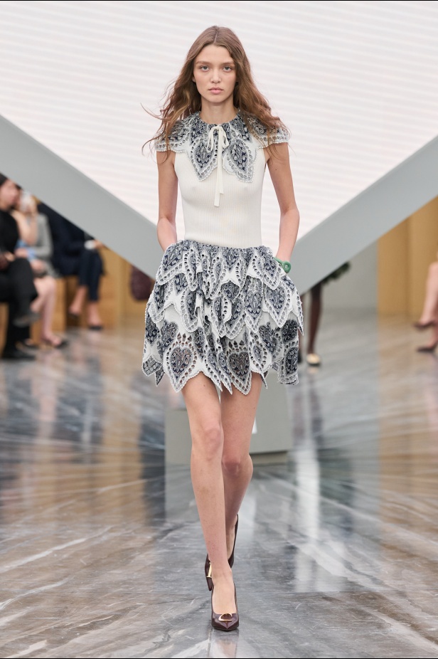 بين الإرث والشرارة: أندرسون يعيد كتابة هوية Dior في مجموعة ربيع وصيف 2026