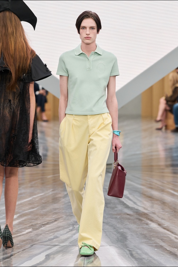 بين الإرث والشرارة: أندرسون يعيد كتابة هوية Dior في مجموعة ربيع وصيف 2026