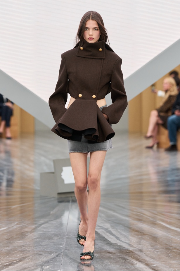 بين الإرث والشرارة: أندرسون يعيد كتابة هوية Dior في مجموعة ربيع وصيف 2026