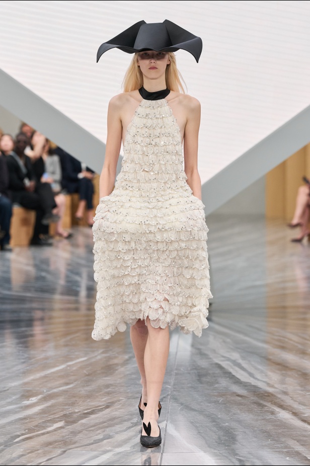 بين الإرث والشرارة: أندرسون يعيد كتابة هوية Dior في مجموعة ربيع وصيف 2026