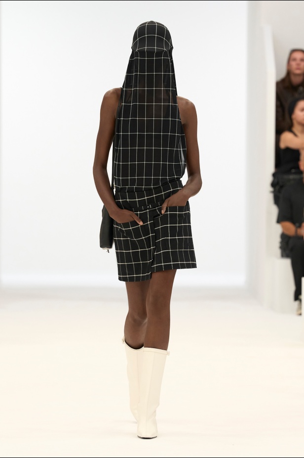 عرض أزياء Courrèges لربيع 2026... نيكولاس دي فيليس يبتكر مجموعة "مُعمية بالشمس"