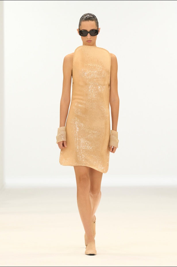 عرض أزياء Courrèges لربيع 2026... نيكولاس دي فيليس يبتكر مجموعة "مُعمية بالشمس"