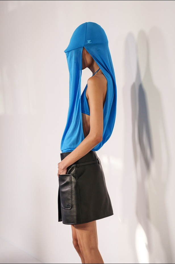 عرض أزياء Courrèges لربيع 2026... نيكولاس دي فيليس يبتكر مجموعة "مُعمية بالشمس"