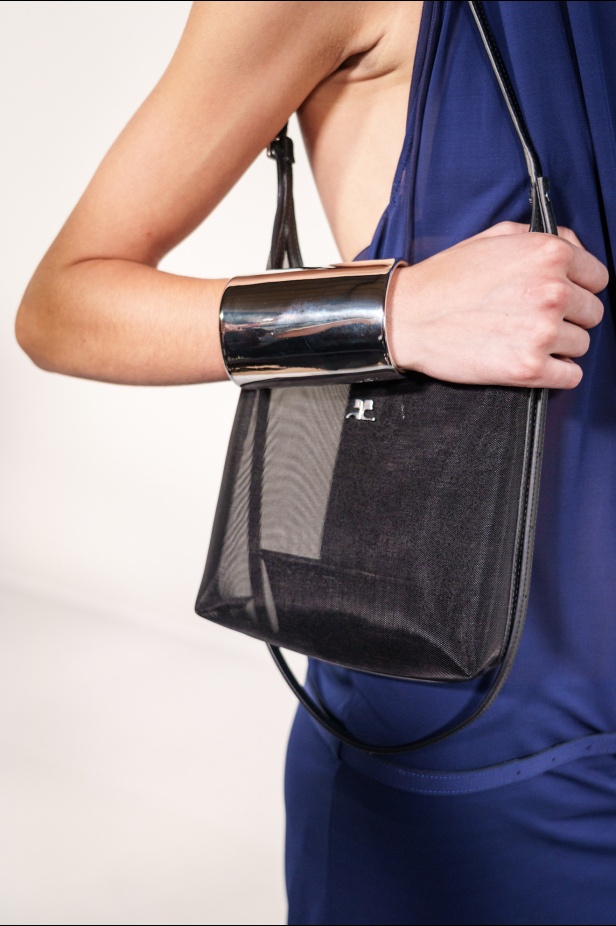 عرض أزياء Courrèges لربيع 2026... نيكولاس دي فيليس يبتكر مجموعة "مُعمية بالشمس"